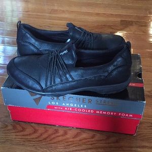 NWOT Sketchers wide air cooled memory foam shoes!